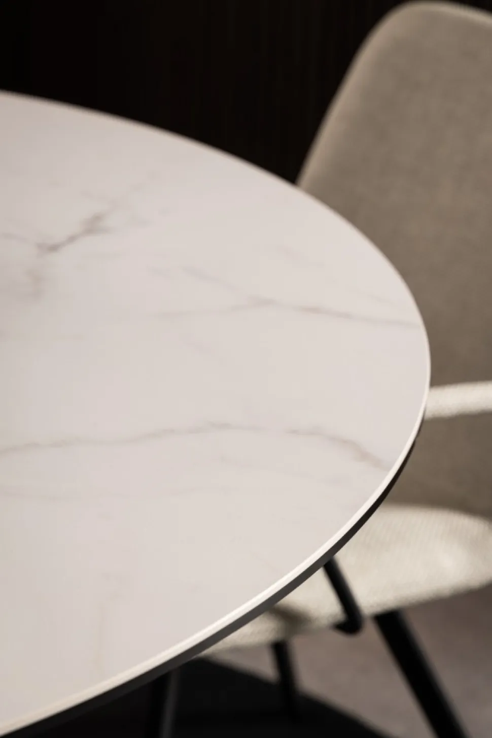 Ceramiczny okrągły stół Heaven imitacja białego marmuru