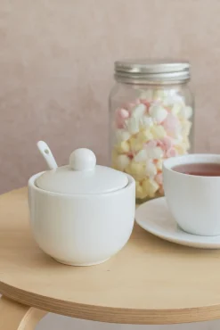 Cukierniczka porcelanowa z pokrywką i łyżeczką biała
