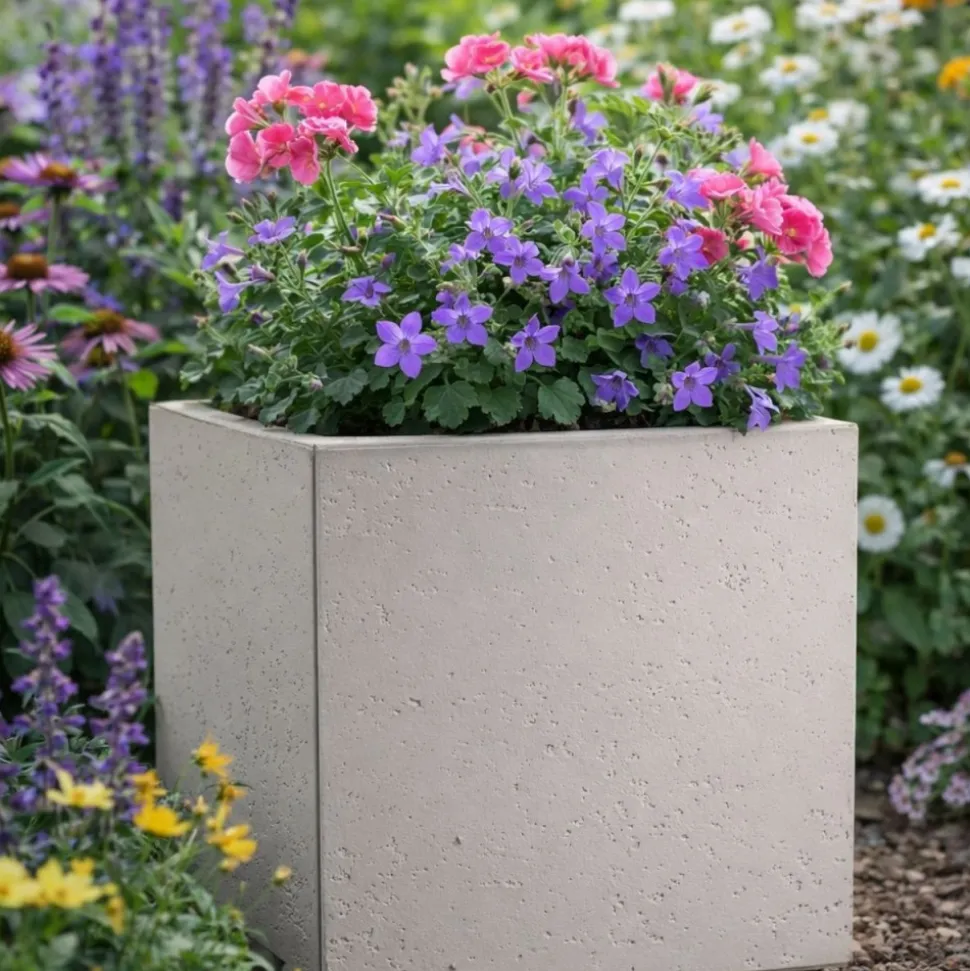 Donica Betonique na kółkach beton recykling beż 30x30xh30 cm