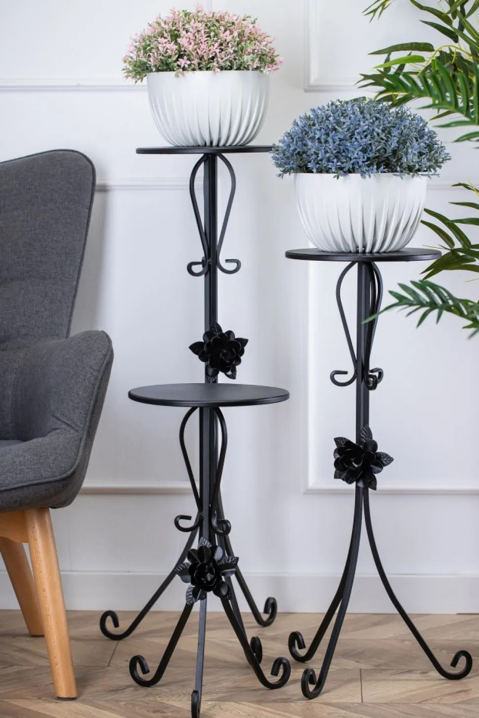 Kwietnik metalowy czarny z różą 75 cm