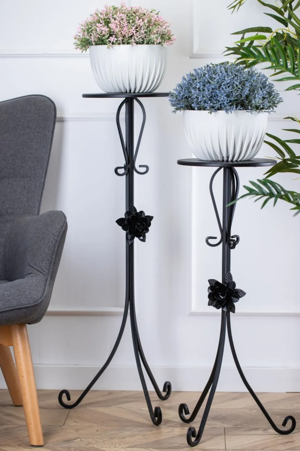 Kwietnik metalowy czarny z różą 75 cm