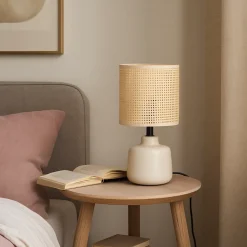 Lampa na stolik z beżowym abażurem