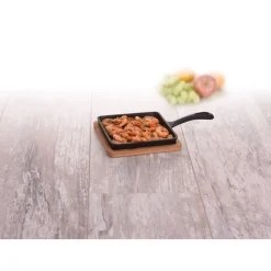 Patelnia żeliwna z bambusową deską 24 cm