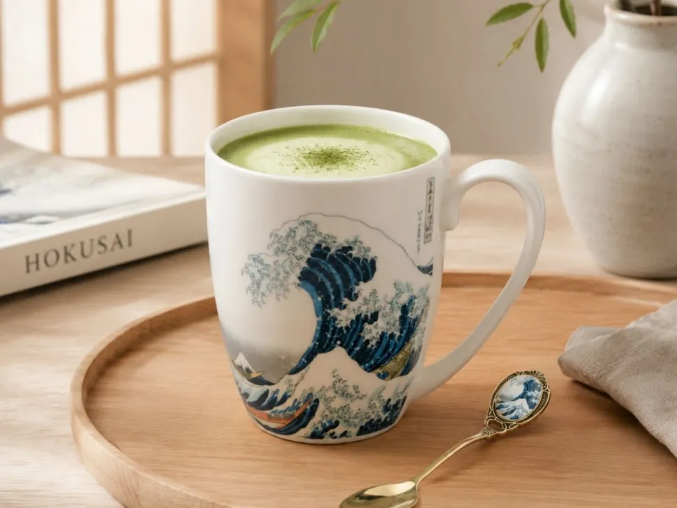 Porcelanowy kubek z łyżeczką Hokusai The Great Wave 360 ml